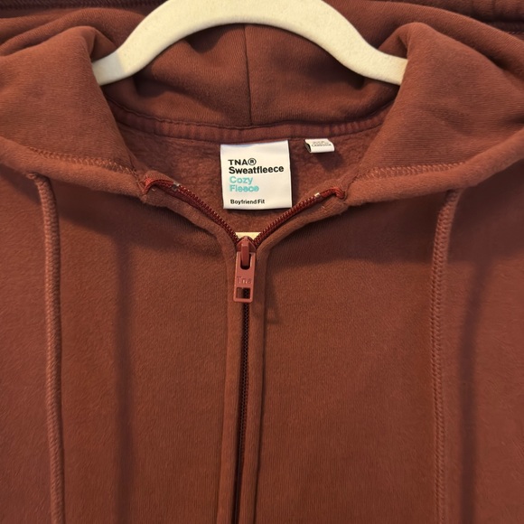 NWOT Aritzia TNA cozy fleece boyfriend zip hoodie, dark maroon size XXS - Picture 2 of 2